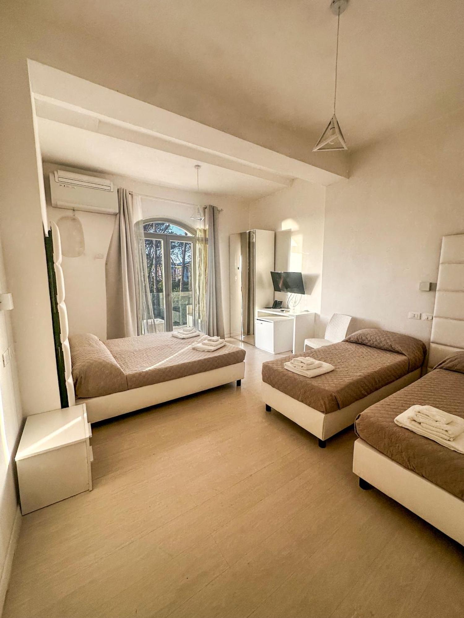 Hotel Artemide Mare Paestum Exterior foto