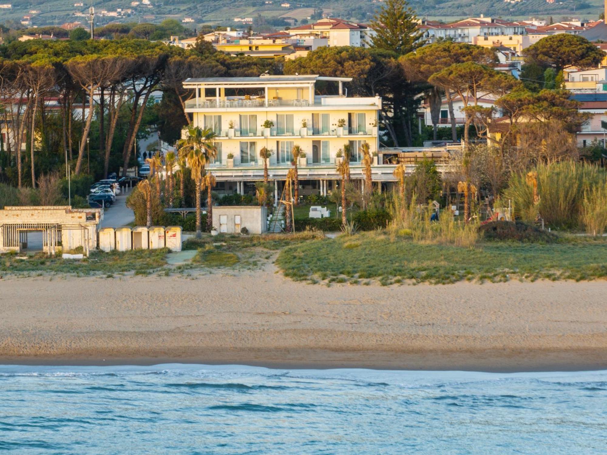 Hotel Artemide Mare Paestum Exterior foto