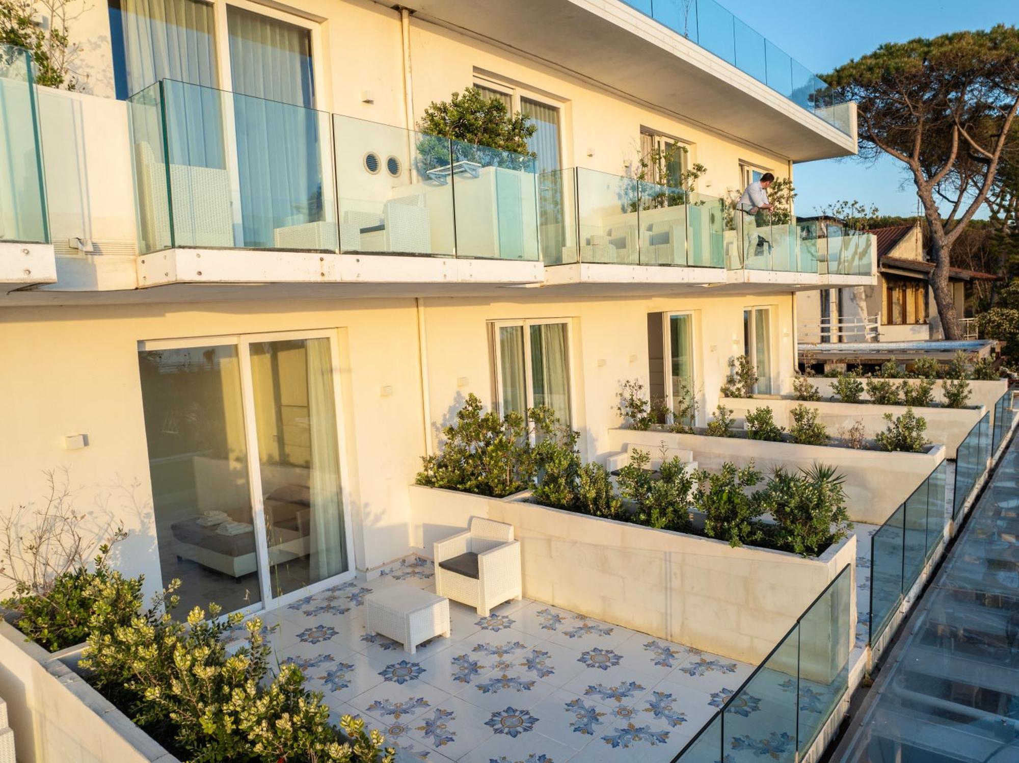 Hotel Artemide Mare Paestum Exterior foto